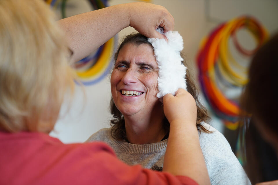 Atelier sur le toucher chez les amis des aveugles : massage du visage avec des plumes