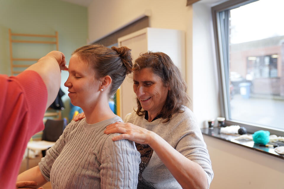 Atelier sur le toucher chez les amis des aveugles : massage entre deux personnes