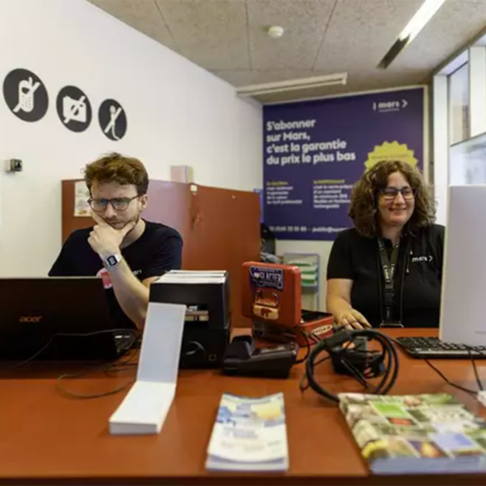 photo de Kevin et Catherine au desk de billetterie