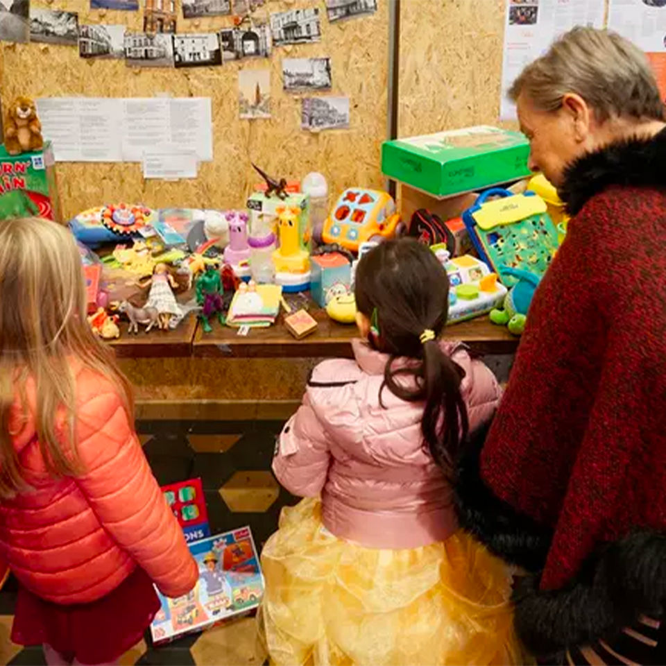 Enfants devant un stand de cadeaux