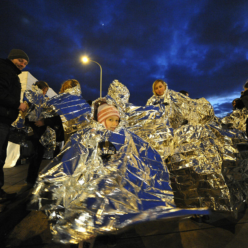 Ouverture de Mons 2015, enfants avec couverture de survie