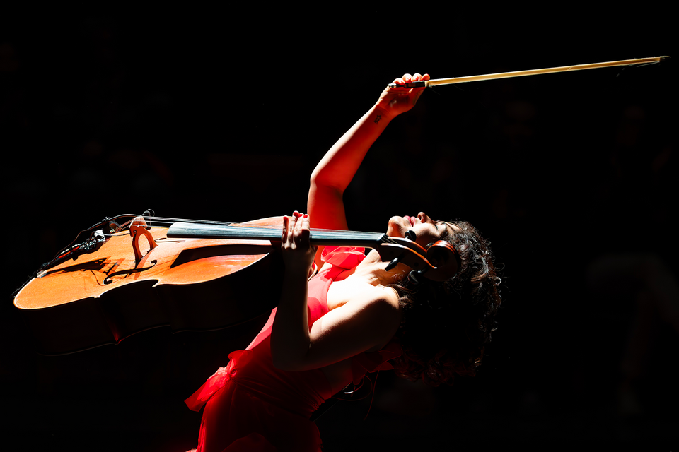 Ana Carla Maza avec son violoncelle, le bras le levé