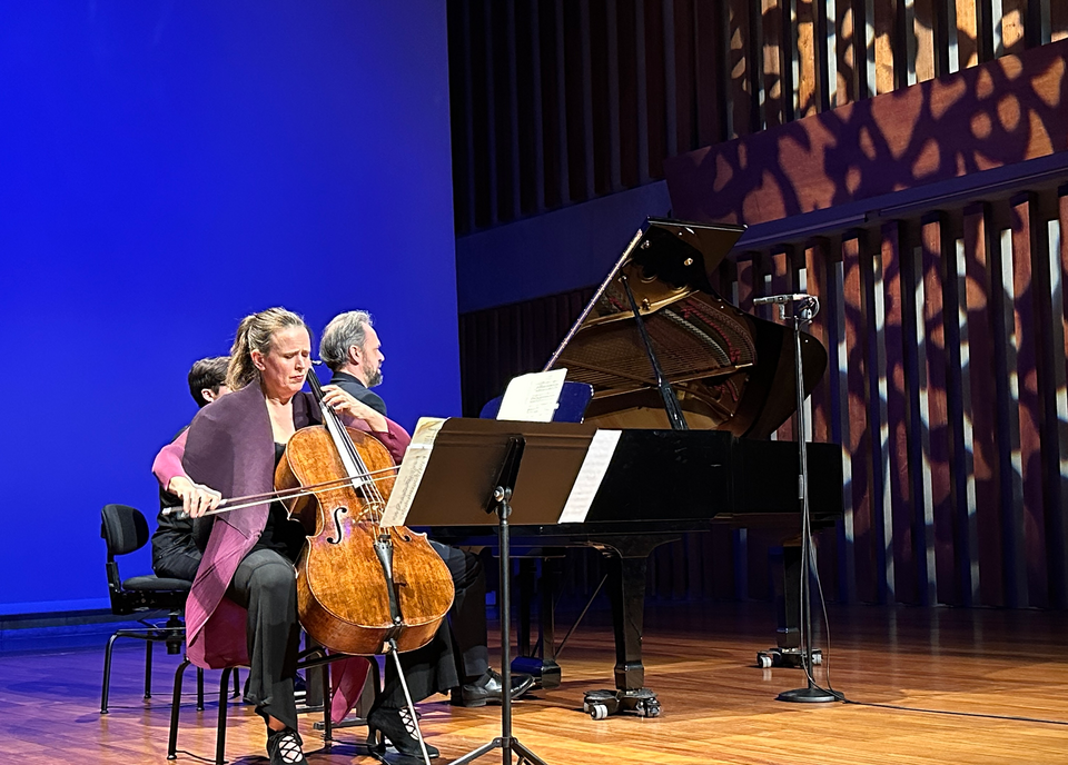 Amny Norrington sur scène assise avec son violoncelle