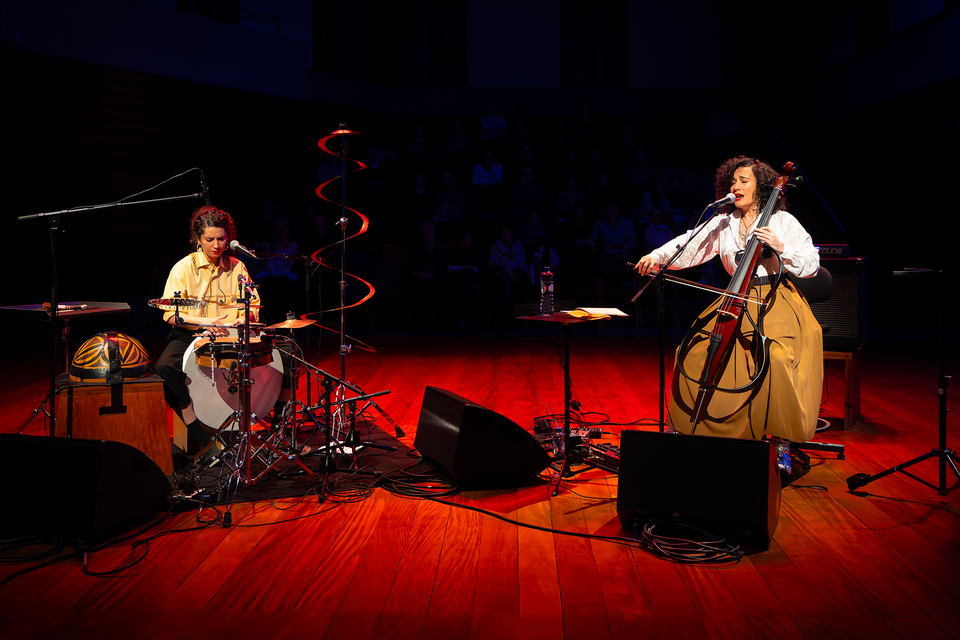 Nesrine Belmokh au violoncelle et à la voix et Anissa Nehari aux percussions