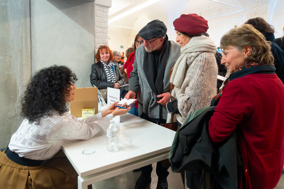 Public qui demande un autographe à Nesrine Belmokh