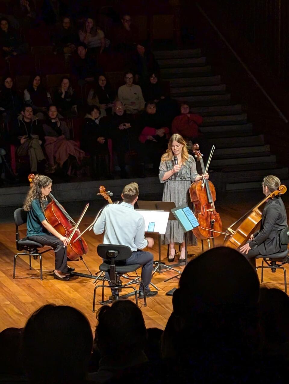 Camille donzé sur scène pendant la semaine du violoncelle