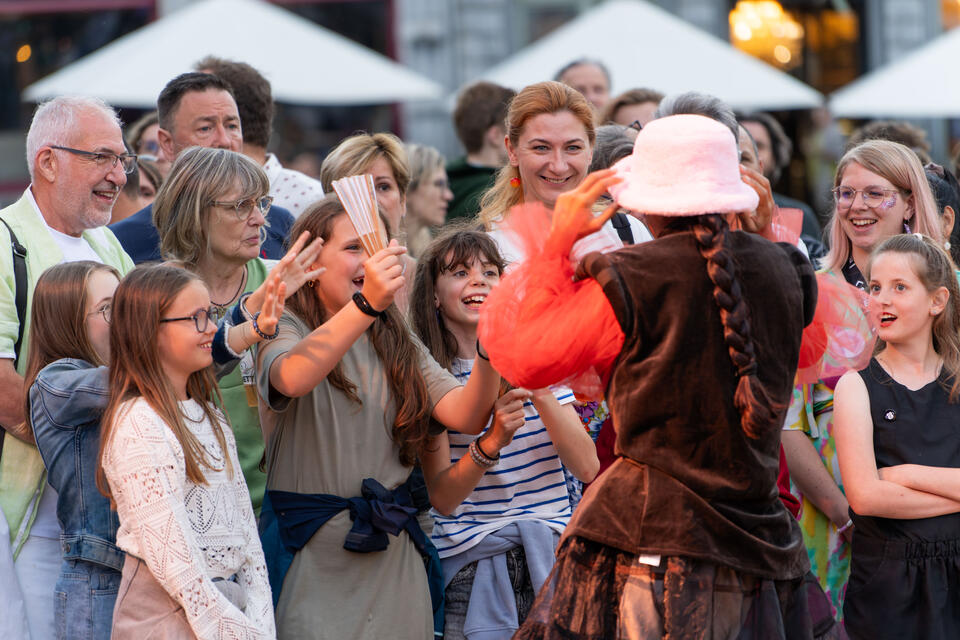 Festival au carré : les Ouinch Ouinch enflamment la Grand-Place de Mons