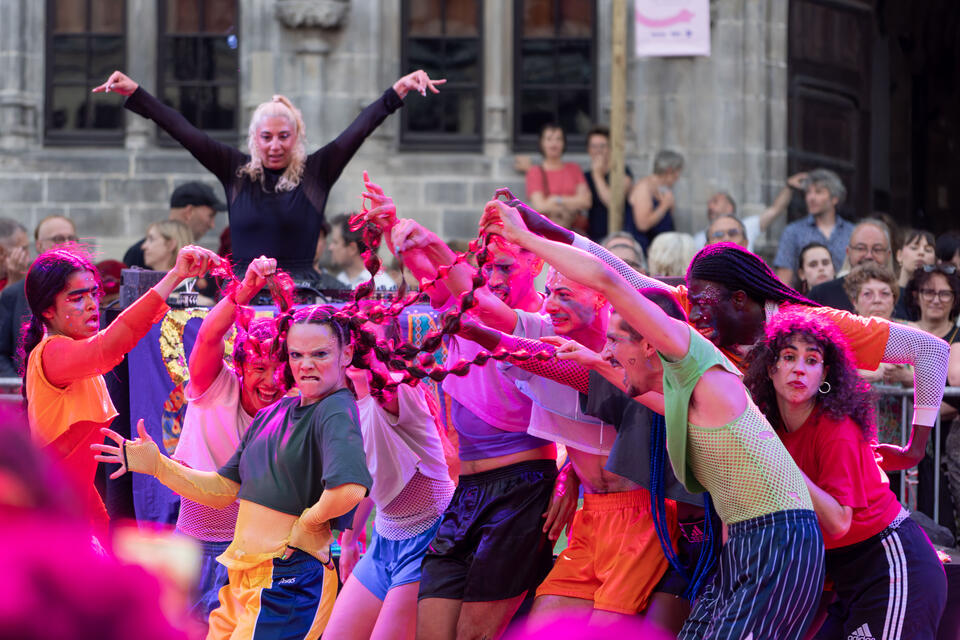 Festival au carré : les Ouinch Ouinch enflamment la Grand-Place de Mons
