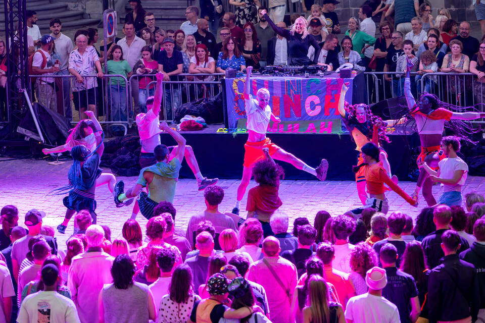 Festival au carré : les Ouinch Ouinch enflamment la Grand-Place de Mons