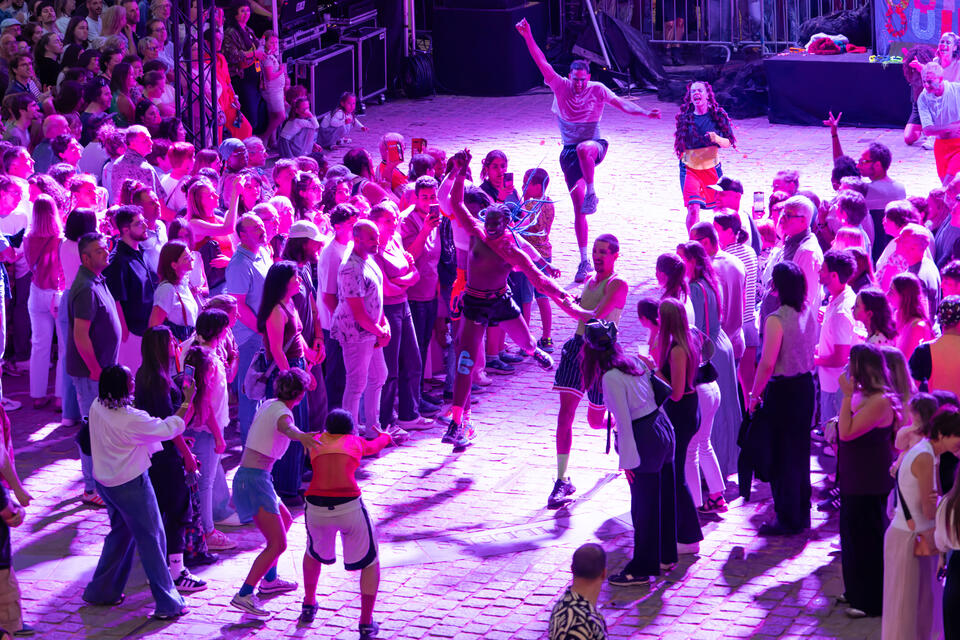 Festival au carré : les Ouinch Ouinch enflamment la Grand-Place de Mons