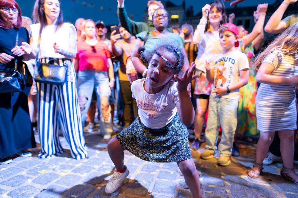 Festival au carré : les Ouinch Ouinch enflamment la Grand-Place de Mons