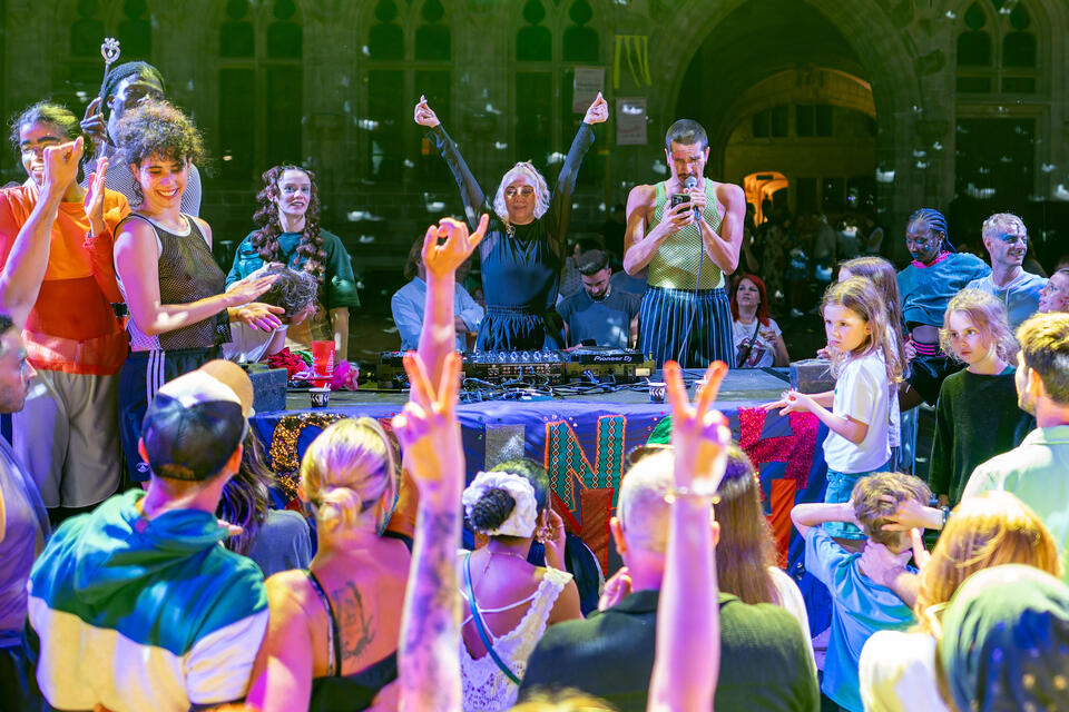 Festival au carré : les Ouinch Ouinch enflamment la Grand-Place de Mons