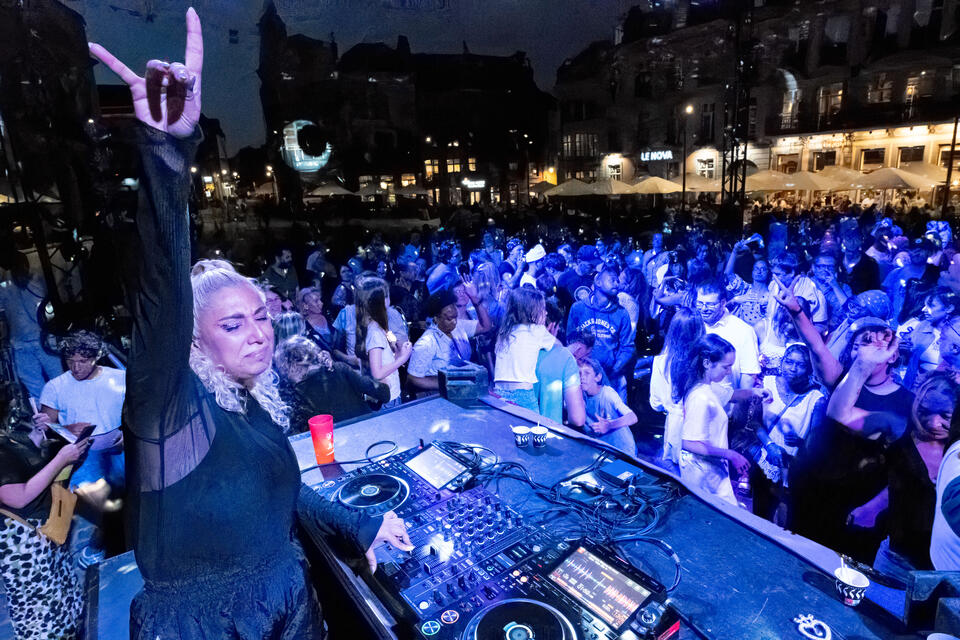Festival au carré : les Ouinch Ouinch enflamment la Grand-Place de Mons