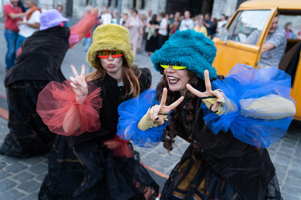 Festival au carré : les Ouinch Ouinch enflamment la Grand-Place de Mons