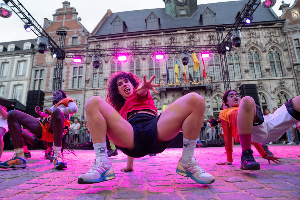 Festival au carré : les Ouinch Ouinch enflamment la Grand-Place de Mons