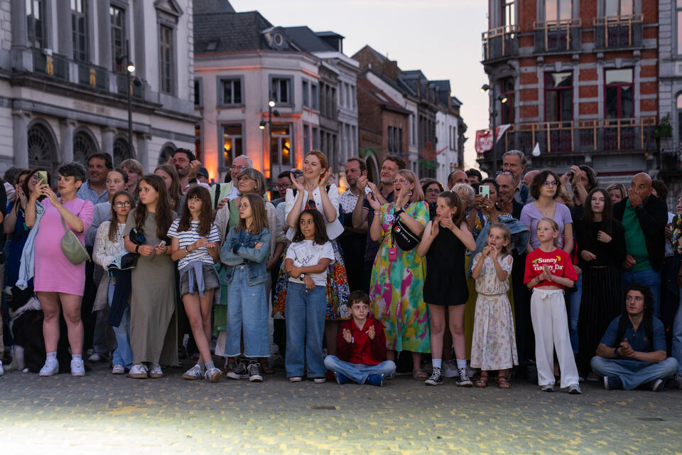 Festival au carré : les Ouinch Ouinch enflamment la Grand-Place de Mons