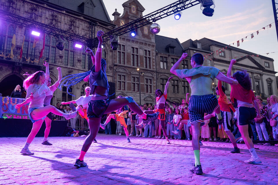 Festival au carré : les Ouinch Ouinch enflamment la Grand-Place de Mons