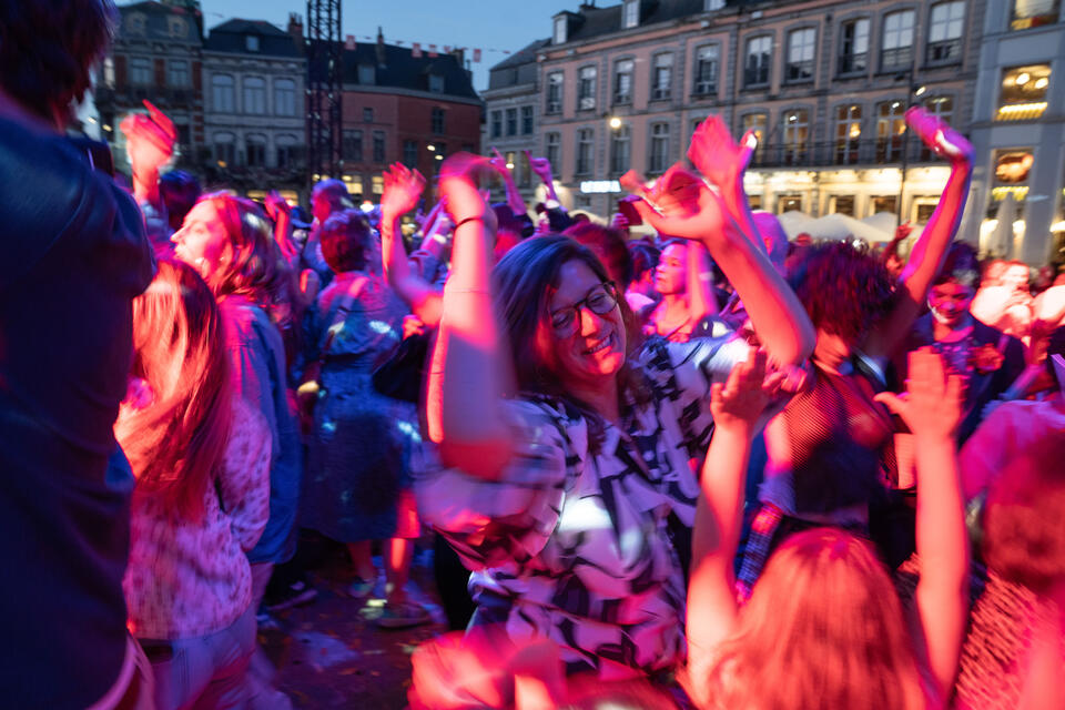 Festival au carré : les Ouinch Ouinch enflamment la Grand-Place de Mons