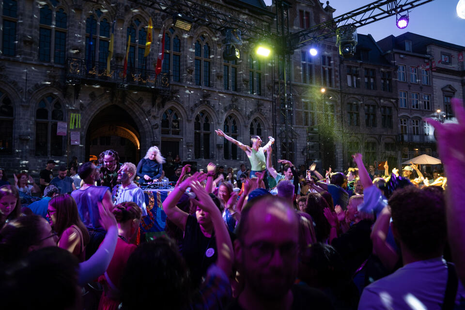 Festival au carré : les Ouinch Ouinch enflamment la Grand-Place de Mons